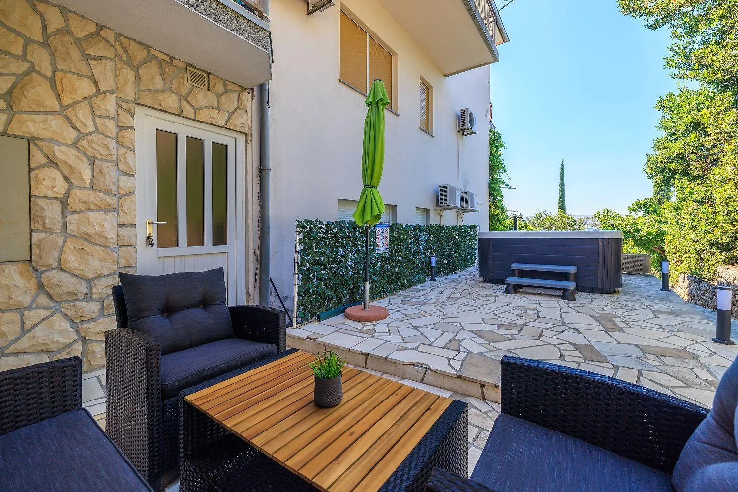 Idyllisches Apartment Nur 300 Meter Zum Strand Mit Meerblick, Whirlpool, Grill Novi Vinodolski 0*,  Croatia