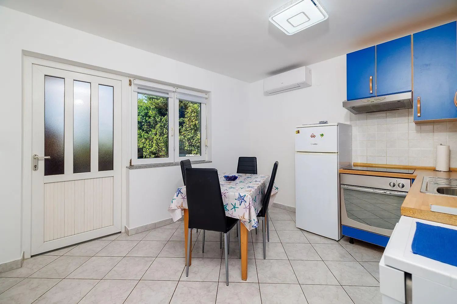 Idyllisches Apartment Nur 300 Meter Zum Strand Mit Meerblick, Whirlpool, Grill Novi Vinodolski Croatia